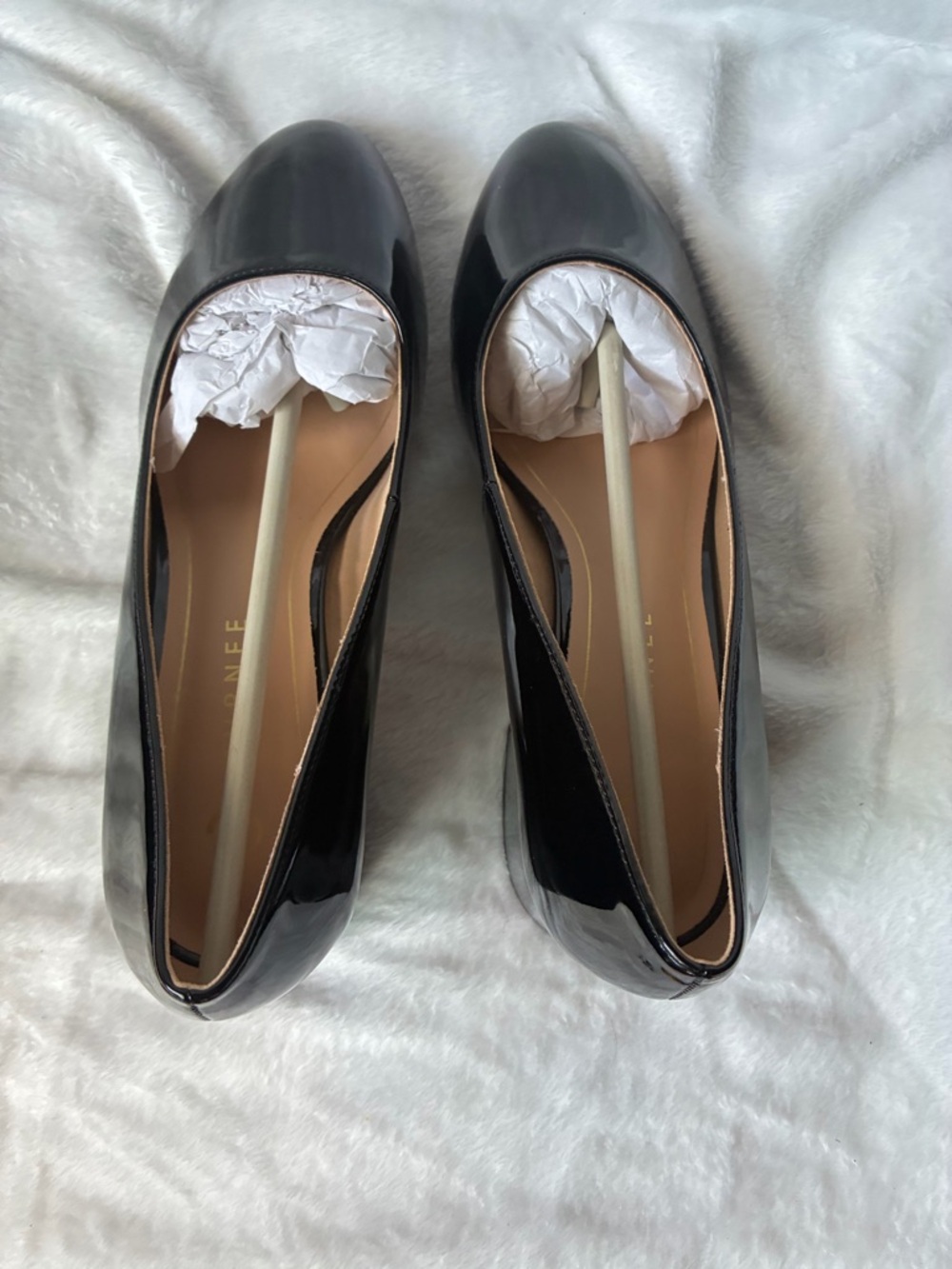 Journee Collection - Classic Black Patent Pumps - Picture 5 of 7